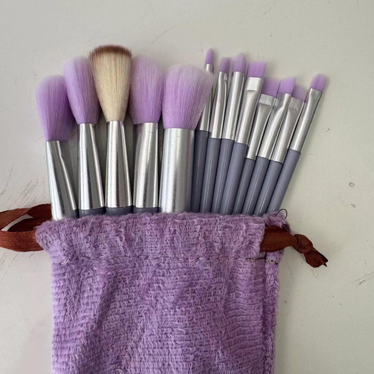 

Набор из 13 кистей для макияжа Four Seasons Green: Мягкие кисти для теней, румян и рассыпчатой пудры — идеально подходят для новичков small cloth bag фиолетовый