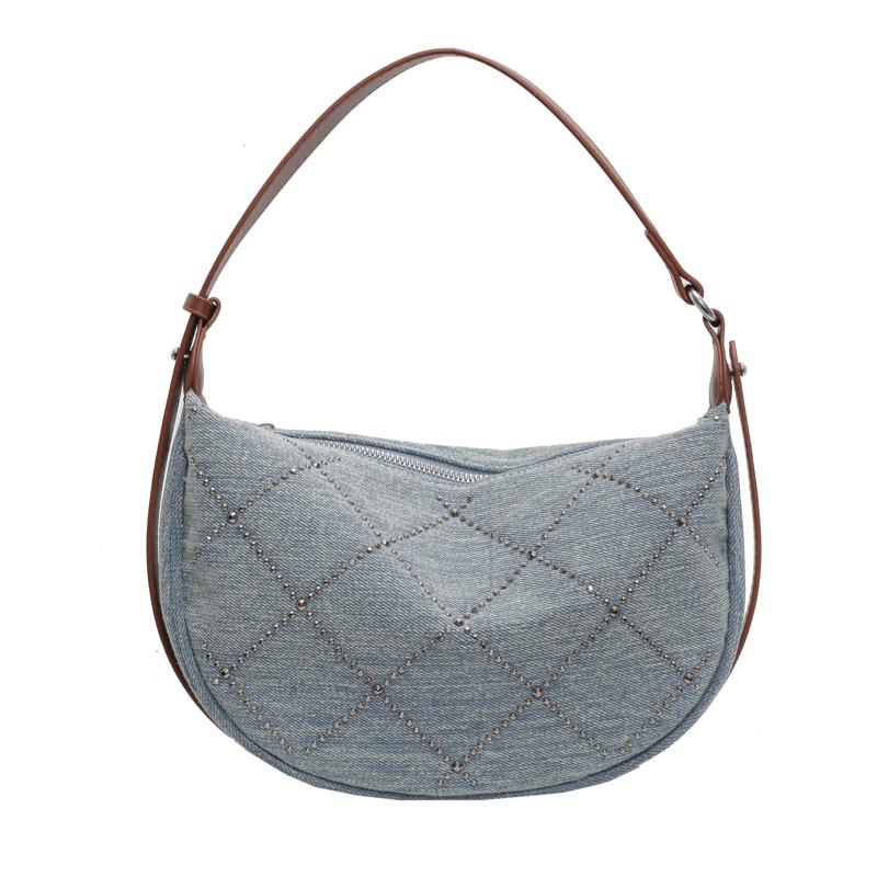 Модная женская сумка-мессенджер с заклепками и украшениями — фото 6