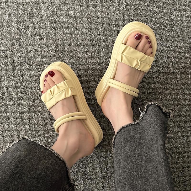Feenwind zwei Sandalen tragende weibliche 2025 Sommer neue dicksohlige französische Abendwind draußen tragende Sandalen römische Ein-Wort-Hausschuhe