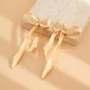 Ingemark Vintage Goldfarbene Schleife Schleifenknoten Lange Quaste Hängende Ohrringe für Damen Klassische Hängende Piercing-Ohrringe Hochzeits Schmuck Geschenk