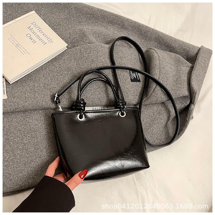 

Премиальный ретро ручной маленький мешок женский 2025 новый модный универсальный мессенджер супер огонь портативное ведро подмышечная сумка