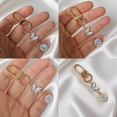 Kovový přívěsek na klíče s písmenem Motýl A-Z 26 písmen Klíčenka Přívěsky Držáky na klíče od auta Příslušenství pro přívěsky na tašky Šperky Dárek