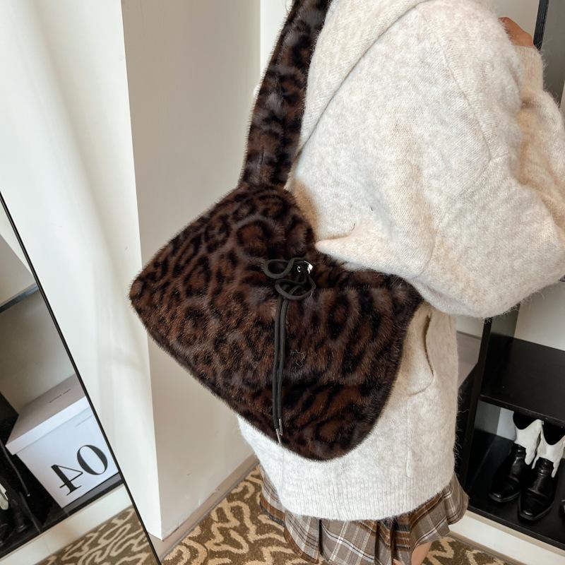Autumn and winter leopard print plush bag 2025 new fashion shoulder bag high sense versatile casual underarm bag Mao Mao bag