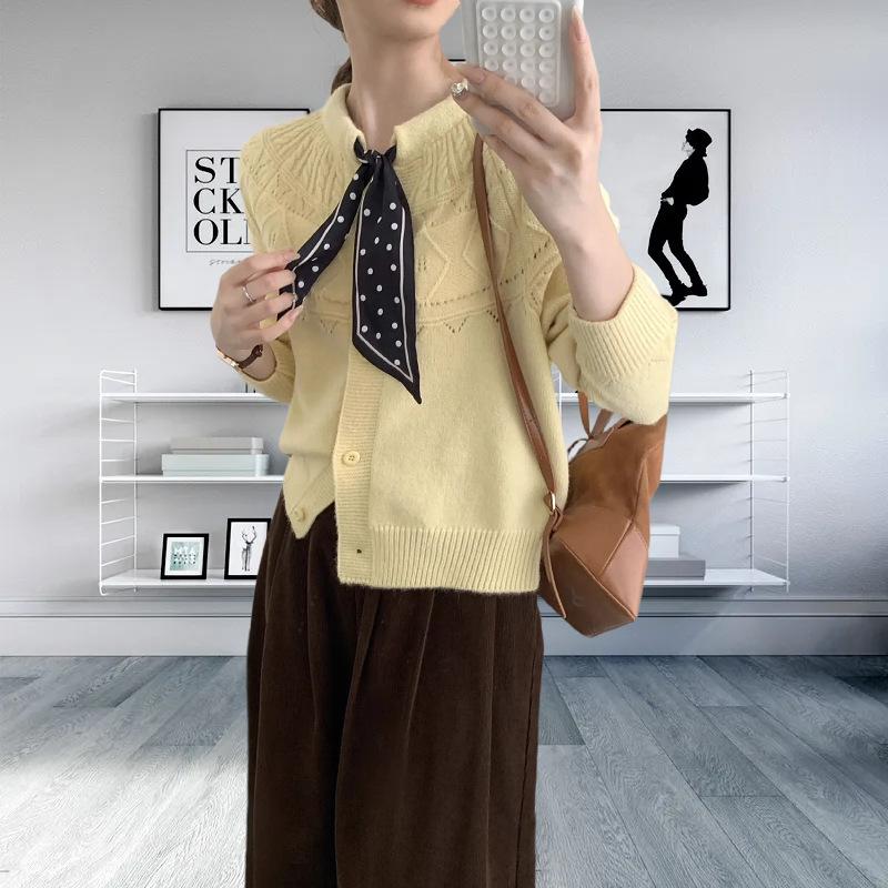 

Autumn autumn and winter design sense ribbon bow tie round neck gentle style fashion temperament knitted sweater women average size светло-желтого