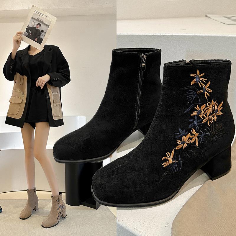 

Женские сапоги с вышивкой, осенне-зимние короткие сапоги на толстом каблуке с вышивкой в ​​этническом стиле с круглым носком, модные утягивающие ботинки, кожаные ботинки
