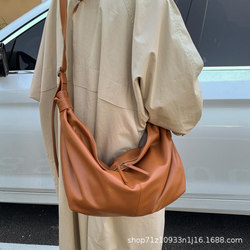 Korean version of fashion commuter bag women's 2025 new large-capacity simple casual shoulder bag high-end versatile messenger bag
