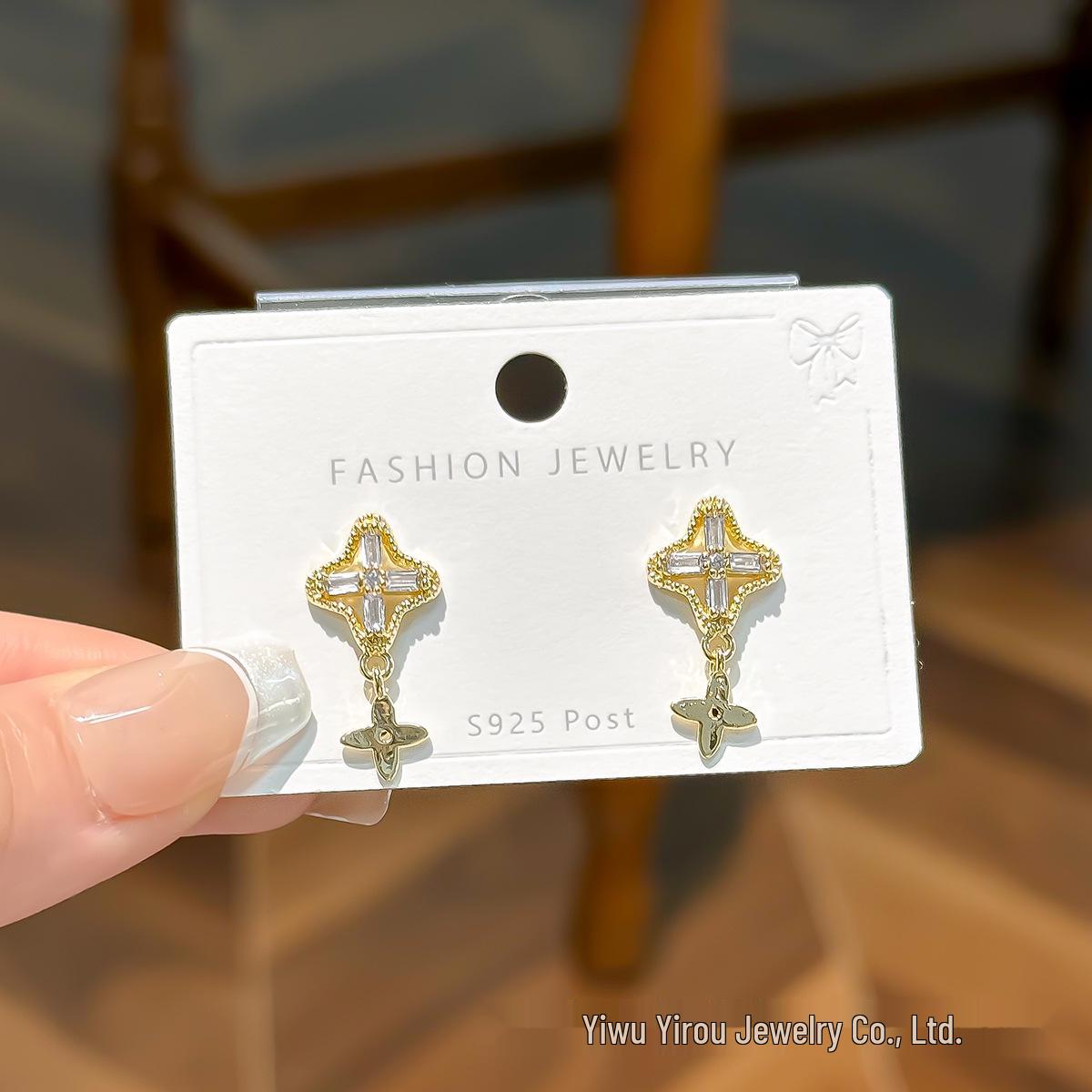 Серьги-пусеты  Четырехлистник  с микро-паве из циркония, серебряная игла s925 - Легкая роскошь, модные, для женщин