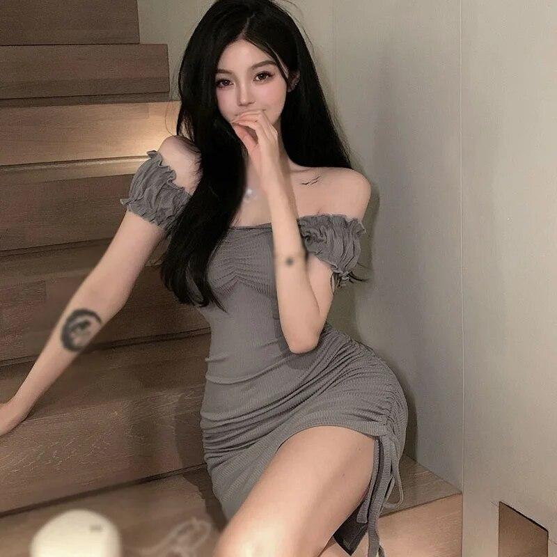 

Летние однотонные узкие платья с короткими рукавами и вырезом с разрезом на шнуровке One Size