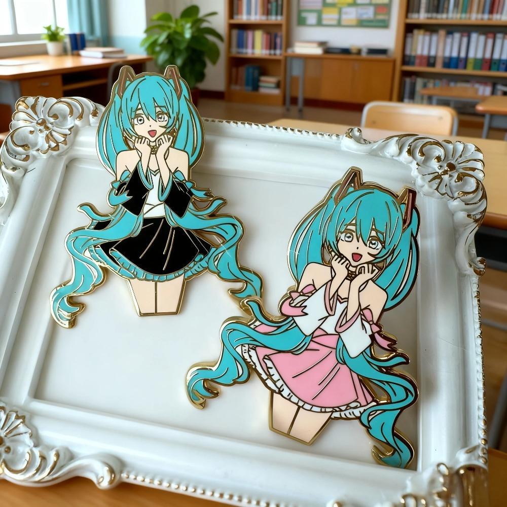 Anime surrounding Hatsune Miku brooch virtual idol first sound metal badge Japanese cute schoolbag accessories