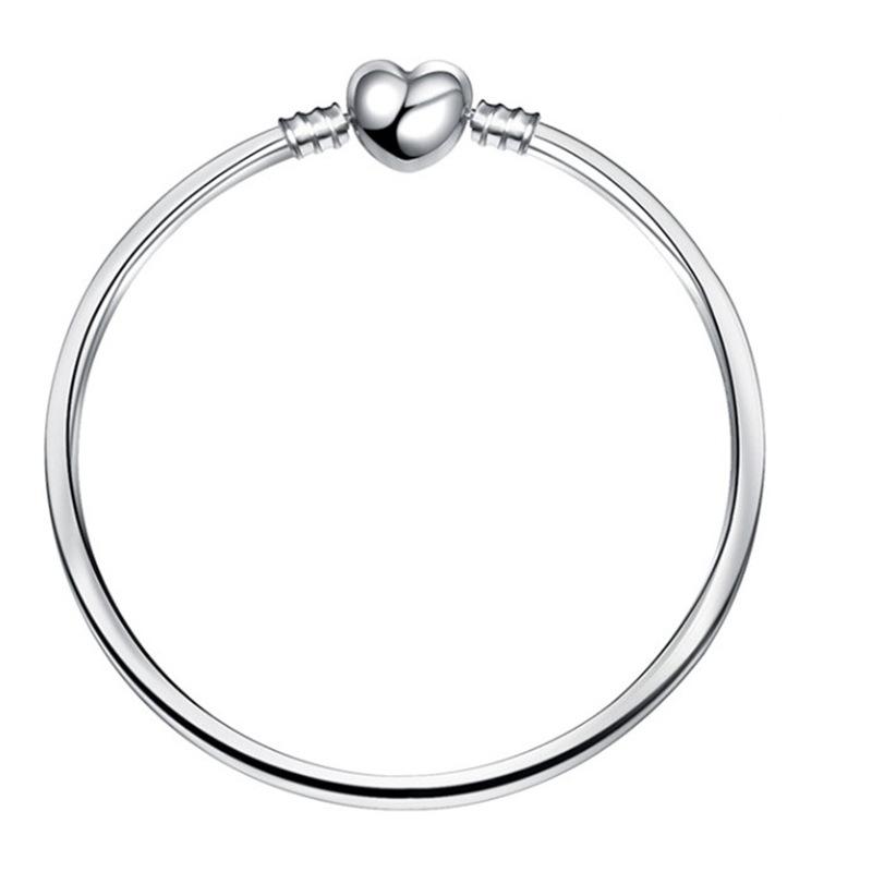 Eenvoudig zelf te maken slangenkettingarmband met Europese bedeltjes, een modieuze sieradenstijl voor dames, zoals die van Mary Poppins.