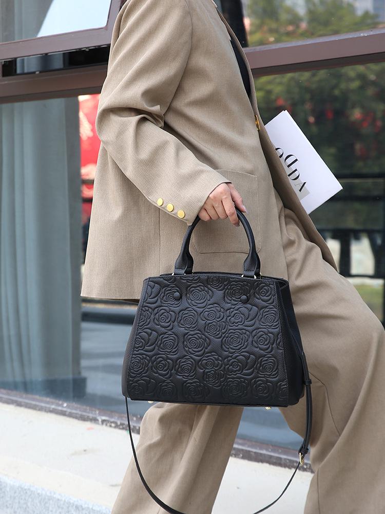 Borsa a tracolla Montaigne da donna in vera pelle - Borsa a mano in pelle di mucca Camelia di lusso