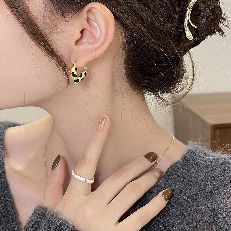 Goldene Leopardenmuster Herz Ohrklemmen: Luxuriöse Retro-Ohrringe für Damen mit einem Nischendesign für Herbst/Winter.