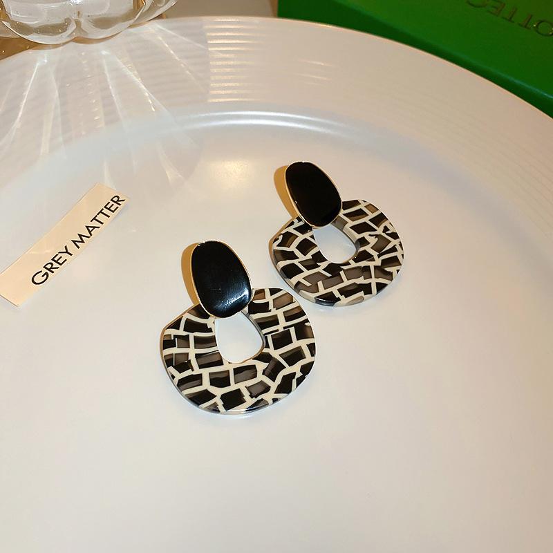 French Retro Silver Needle Round Flat Round Resin Fringed Earrings Light Luxury High-end Earrings Versatile Earrings