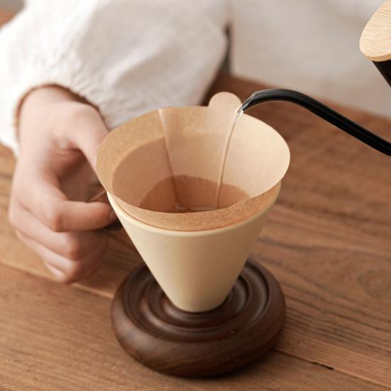 Konische Kaffeetasse & Untertasse Set Mid-Century Modern Konische Tasse mit Holzgriff Handgefertigte Keramik Latte Tasse Heimcafé Dekor Geschenk für Kaffeeliebhaber