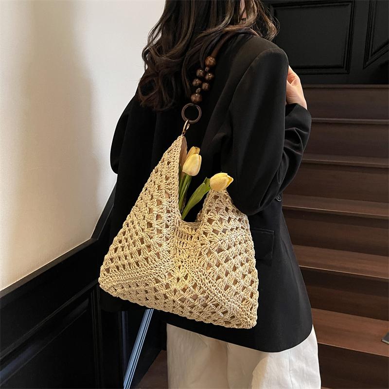 Summer Straw Woven Beach Tote - Fashionable Single Shoulder Handwoven Bag.