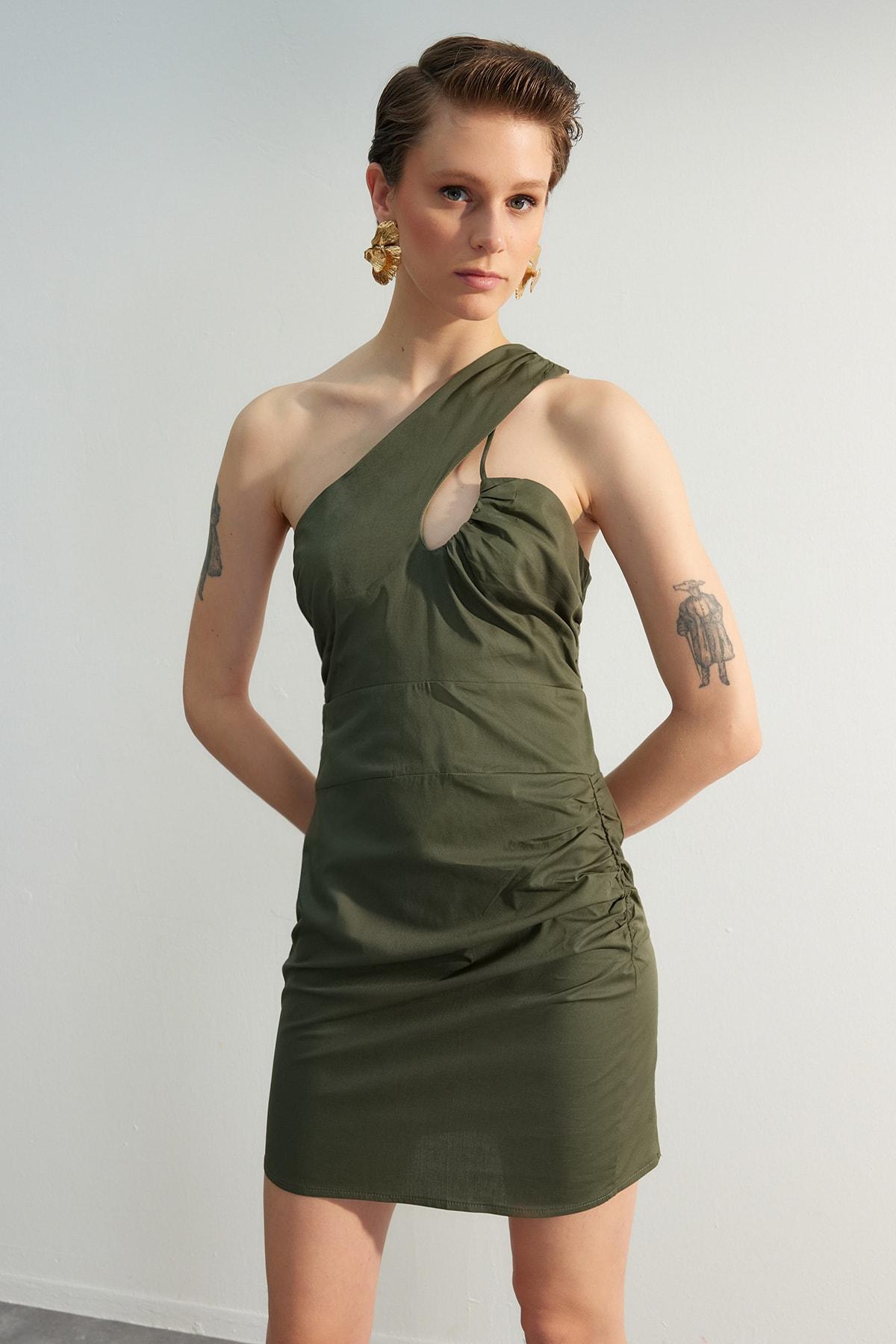 

Зеленое приталенное супермини-платье с детальным тканым воротником TWOSS23EL01732