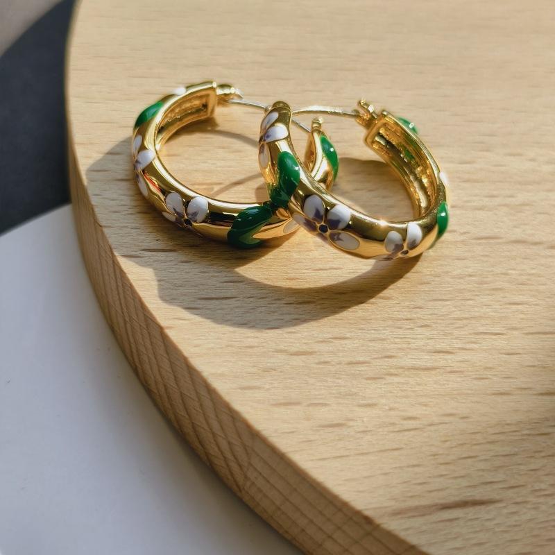 

Серьги с золотым принтом и маленькие серьги