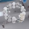 Neues Trendiges Kristallperlen-Armband mit weißer Blume für Damen Mode Kleiner Glocken-Anhänger Armband Freundschaftsschmuck Geschenk