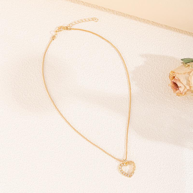 

Золотая цепочка на ключицу с полым кулоном в виде сердца, ювелирное изделие, дизайн ниши легкой роскоши, женское ожерелье-сердце