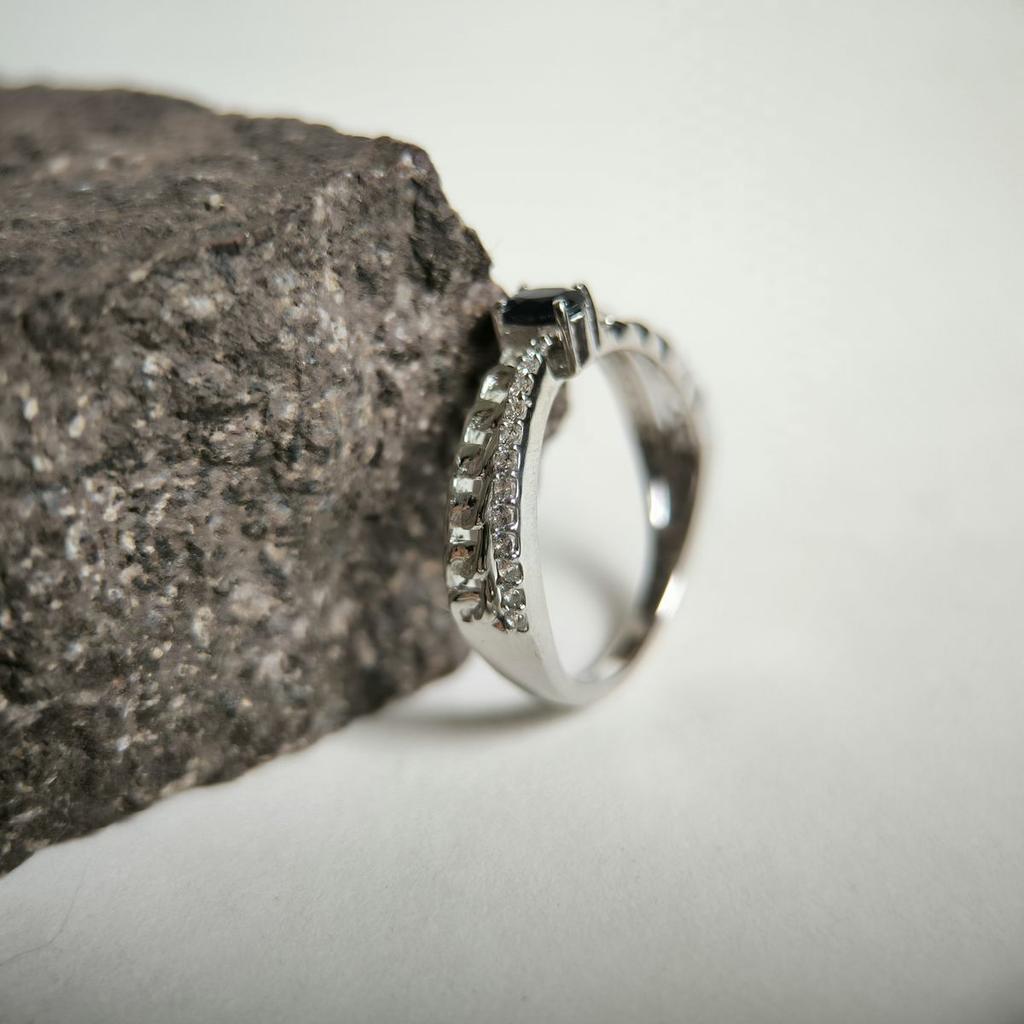 Серебряное кольцо с натуральным сапфиром 0.66ct, фианитами, вес изделия 2,59 гр (2180975)
