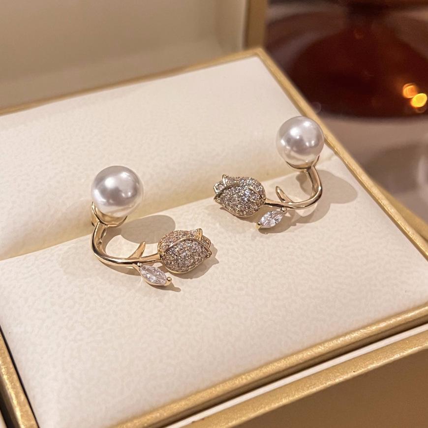 Stylish Tulip Pearl Stud Earrings for Women - Niche Design, Elegant, Versatile, 2022 New Collection