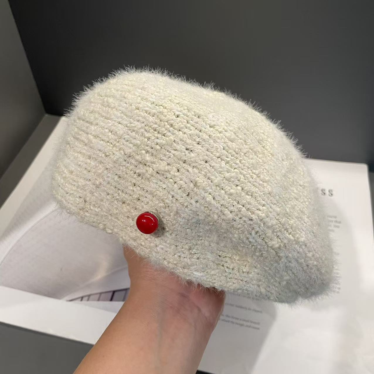 

Новая осенне-зимняя коллекция включает стильный и подчеркивающий черты лица маленький шерстяной берет и вязаную широкополую шляпу художника. M（56-58cm）