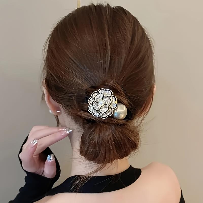 Vintage Haargummi Elegantes schwarzes Stoff-Haargummi mit funkelndem Rosendesign Ideal für Haaraccessoire, Scrunchie, Rosenblume, Haarknoten
