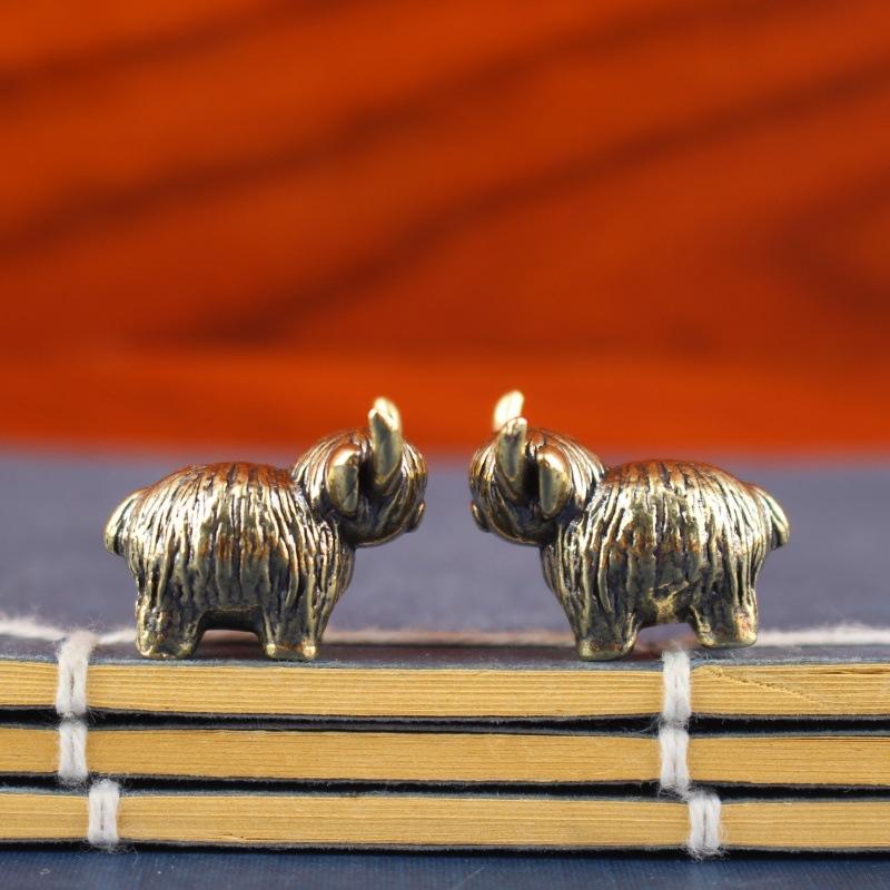 Mini Retro Brass Wall Highland Cattle Sculpture Hand Toy Gift Keychain Ornament Home Office Desk Decorative Ornament