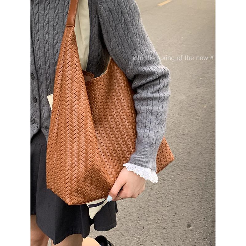 Retro Woven Bag Women's 2025 New Fashion Korean Version Tote Bag Simple Large Capacity Shoulder Commuter Armpit Bag