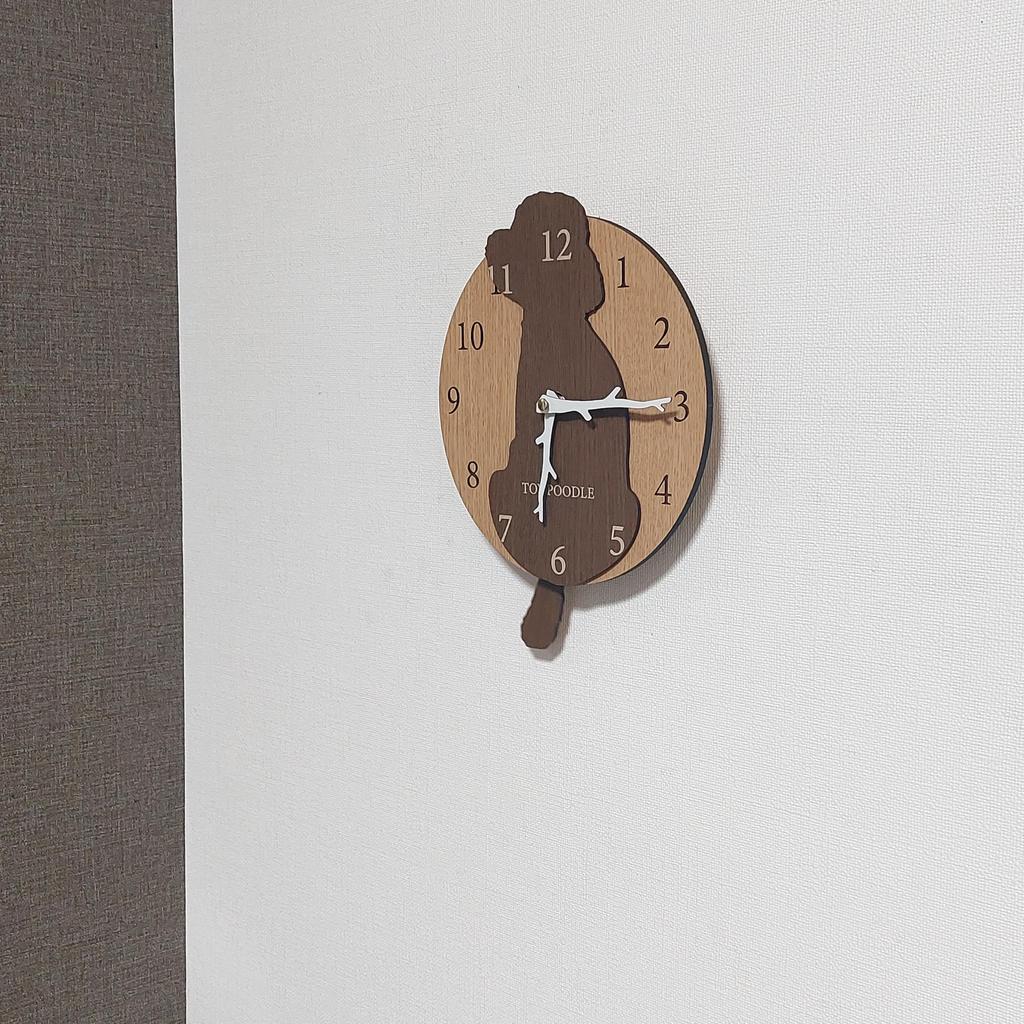 Stilvolle Holz-Pendeluhr mit einem Spielzeug-Pudel und einer braunen analogen Wanduhr, perfekt für und andere Heim-Hund. Leise, Schlafzimmer, Häuser, Dekor.