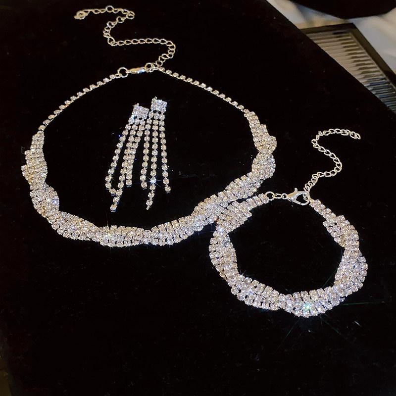 Элегантный набор: переплетенное колье и серьги, усыпанные стразами