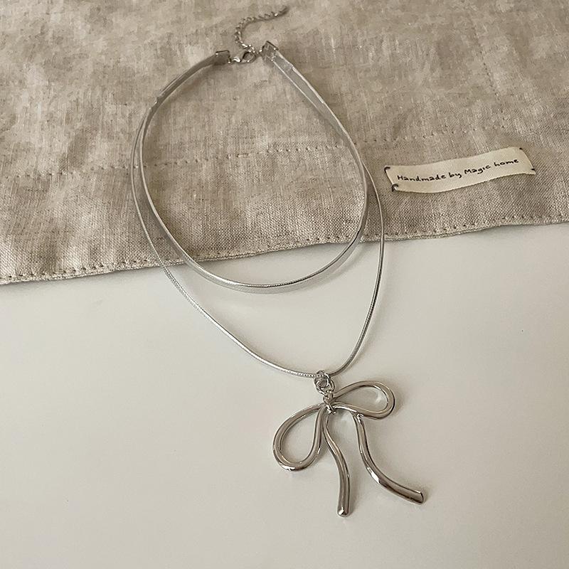 

Двухслойное кожаное ожерелье с подвеской в виде банта, женское минималистичное нишевое дизайнерское чувство, милая и нежная универсальная цепочка на шею, цепочка на ключицу