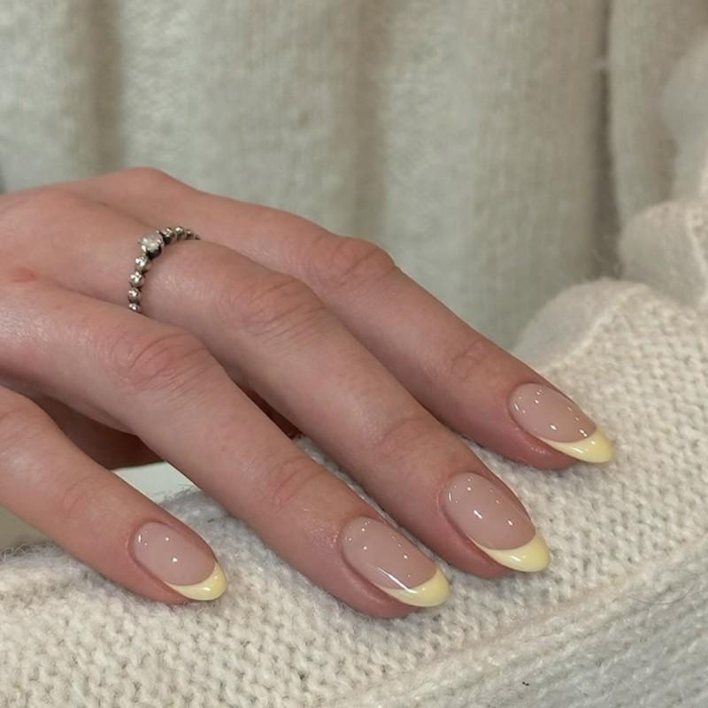 

Yellow French Style Wearing Nail Minimalist Art Fake Nails Short Almond Shaped Flakes