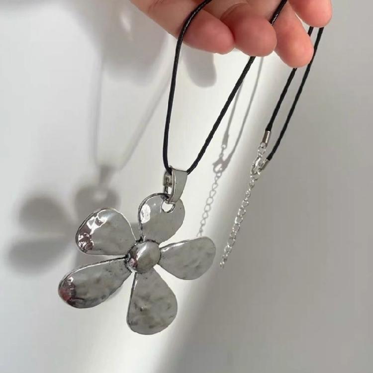 Robuster Herzanhänger aus Legierung, hohler Schmuck, Blumenanhänger, Legierungsmaterial