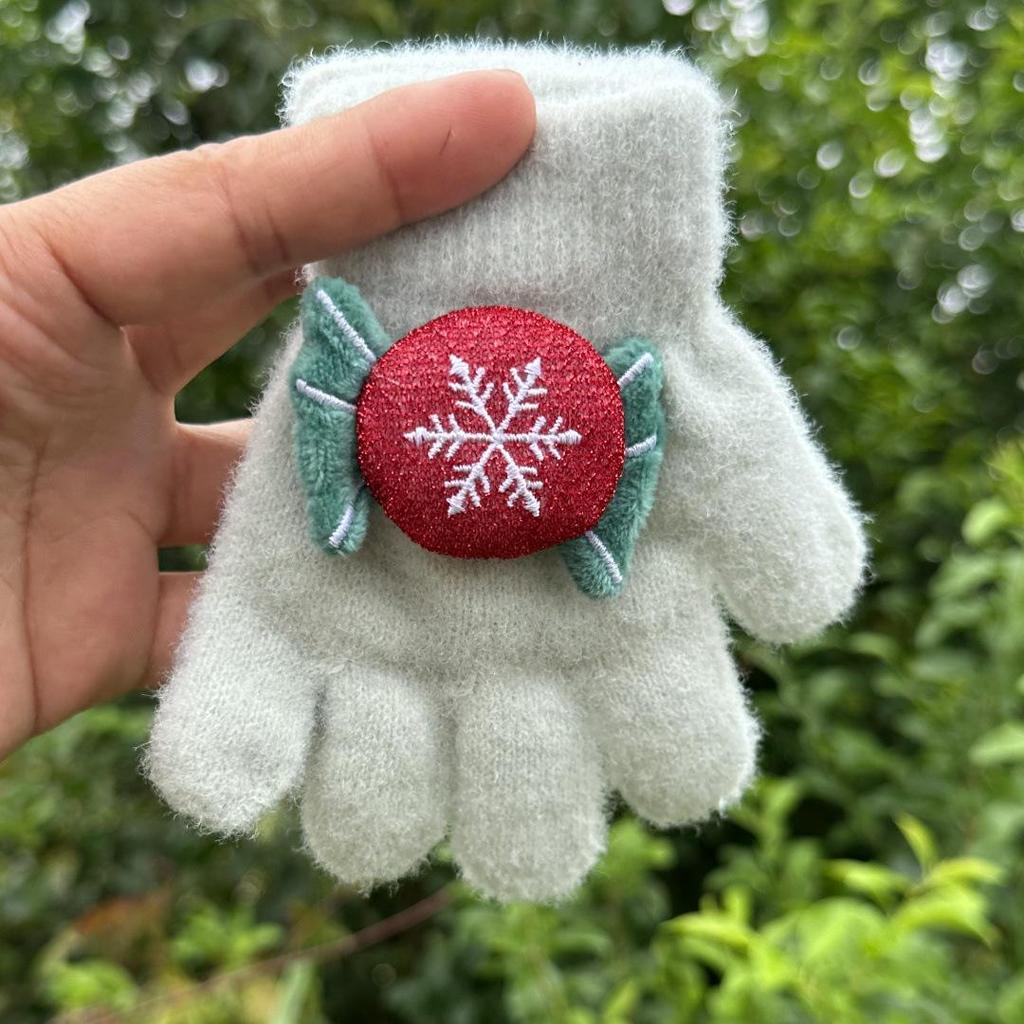 Kids' 3D Cartoon Santa Gloves: Windproof Full-Finger Warmth