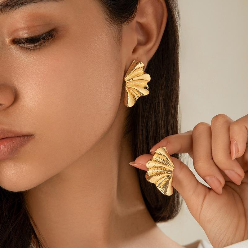 Exaggerated metal ginkgo biloba stud earrings, trendy girl sweet cool wind shell pattern earrings