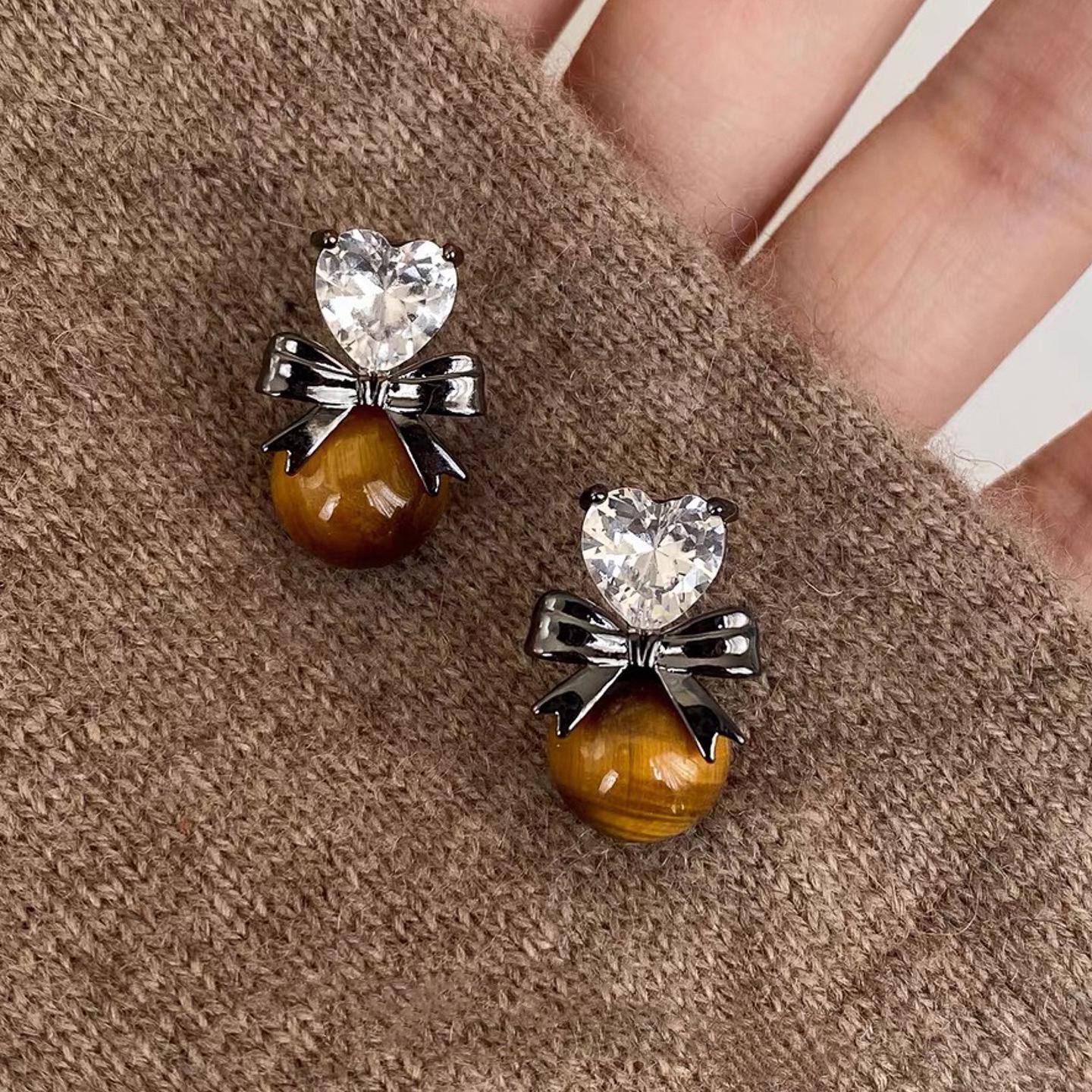 

Silver Needle Tiger s Eye Heart Bow Earrings - Retro High-End Zircon Studs