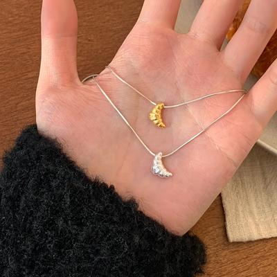 Colar de Croissant feminino luxo leve design de nicho alta sensação personalidade versátil moda pingente corrente clavícula joia