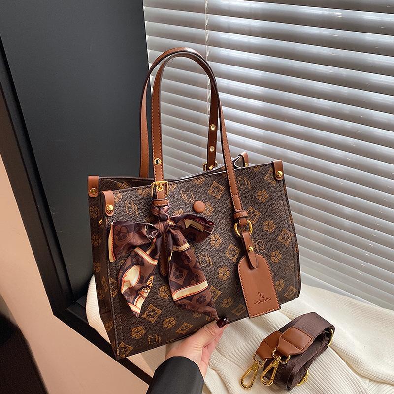 Large-capacity shoulder tote bag, new commuter high-end light luxury women's messenger bag, retro niche women's bag