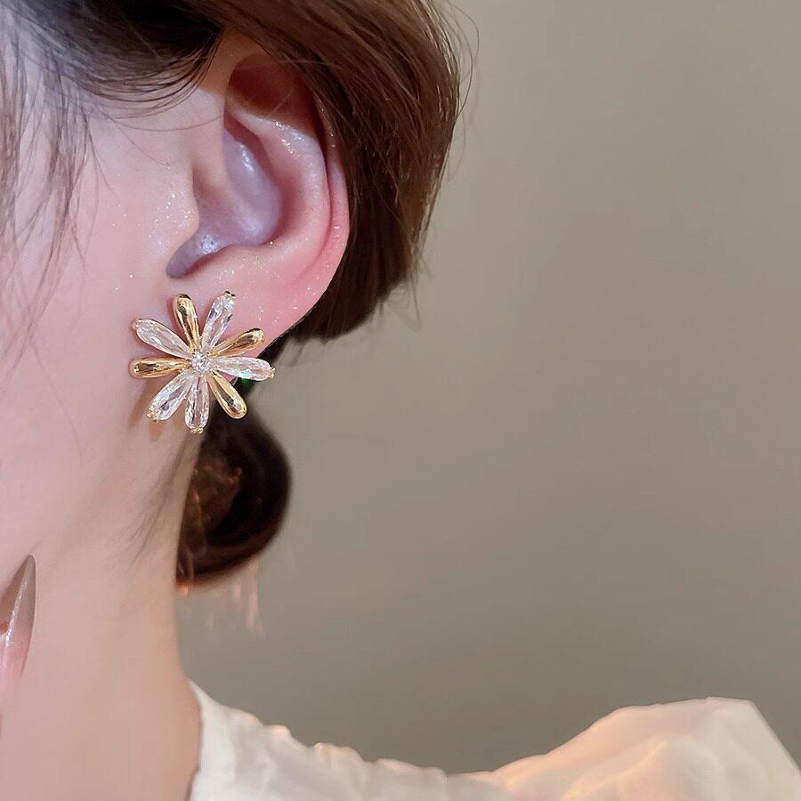 2026 New Design Zircon Metal Interleaved Flower Earrings Women's Sweet Jewelry Daily Versatile Ear Jewelry Girls' Accessories