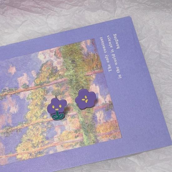 

Асимметричные серьги-гвоздики с фиолетовыми цветами