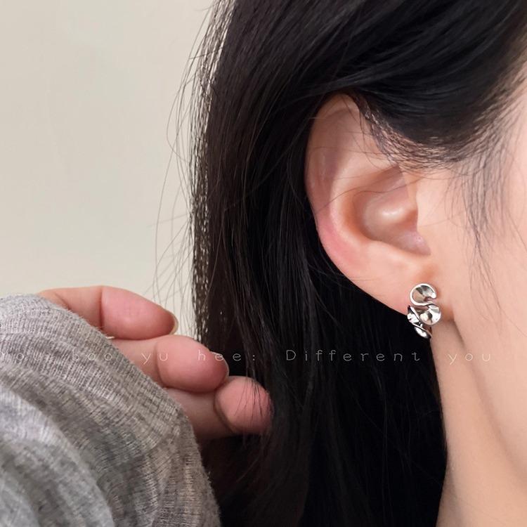 Glossy Metal Flower Pleated Stud Earrings Female Niche Unique Design High-end Earrings Cold Wind Special-shaped Ear Jewelry