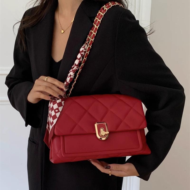 

Это нишевая одноплечевая, кроссбоди и ручная сумка для женщин.. Это красная свадебная сумка для невест, которую можно использовать в повседневной жизни. красный