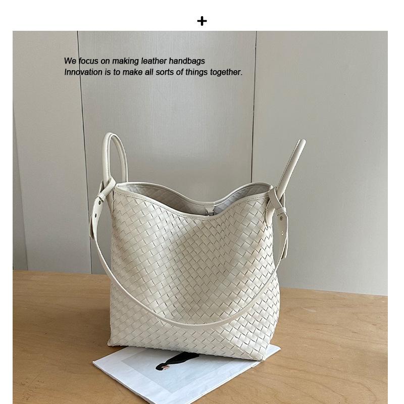 New woven tote bag for women, large capacity single shoulder crossbody bag, fashionable commuter handbag, versatile and high-end