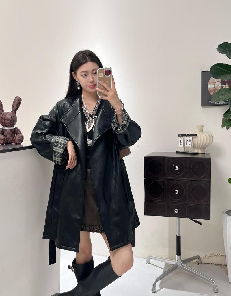 Minimalistischer karierter Ledertrenchcoat für Damen