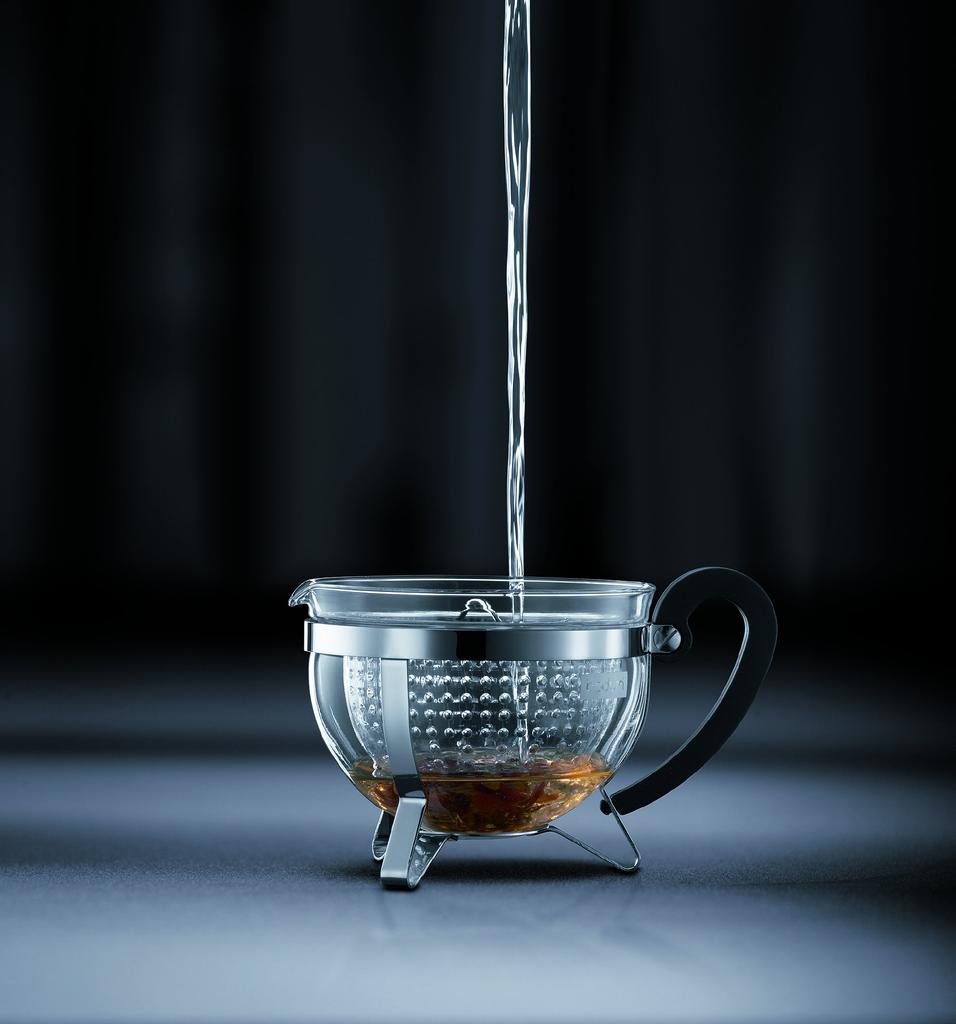 BODUM CHAMBORD Teapot, 1000ml, Off-White, for Black Tea, Green Tea, Chinese Tea, Herbal Tea, and Fruit Tea, with Plastic Filter and Glass Beaker,