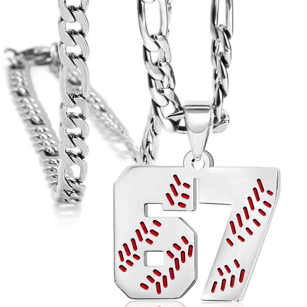 Collar con Colgante de Cruz 67 en Acero Inoxidable y Titanio con Números Árabes - Ideal para Aficionados al Béisbol, Fútbol y Rugby