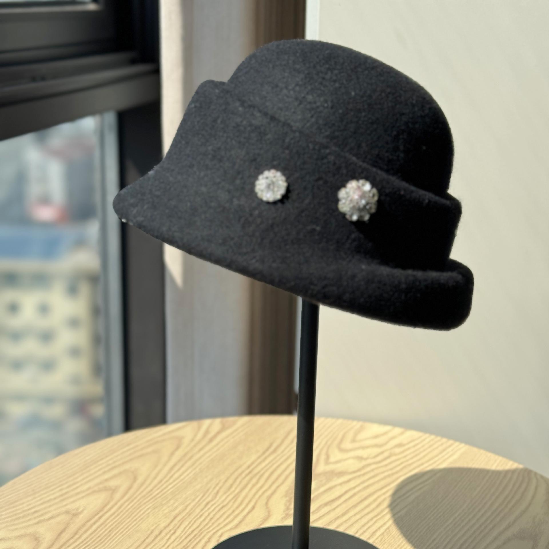 

New autumn and winter elegant women s wool felt hat with rhinestones, British retro versatile warm equestrian hat Adult54-60Adjustable чёрный