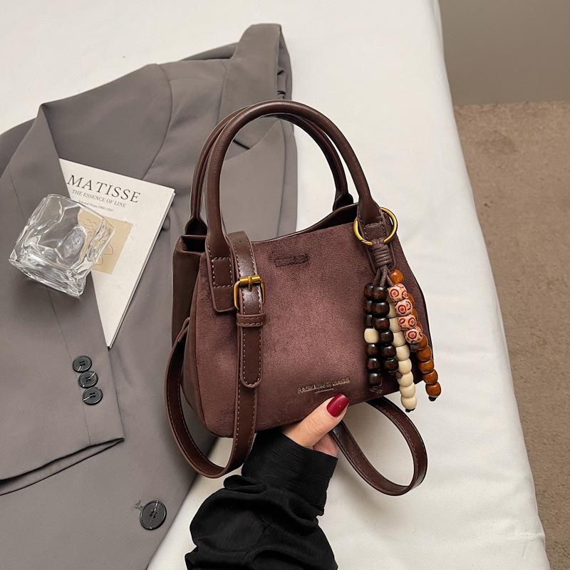 

Suede bag women s 2025 autumn new fashion simple trend shoulder messenger bag Korean commuter bucket bag no pendant темно-коричневого кольору