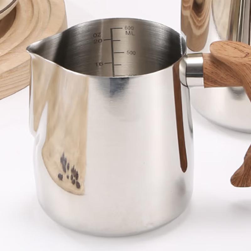 TLXT 600ml Plastic Milk Frothing Pitcher with Wood Grain Accents